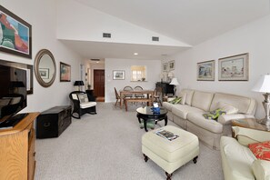 Harbour Oaks 416 - Living Space