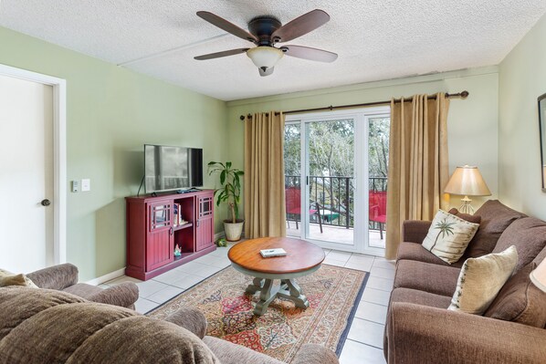 Beach Club 202 - Living Space