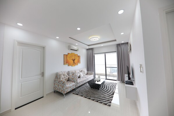 A2304 , 2 BEDROOMS , 2 BATHROOMS .