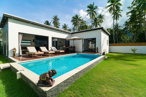 Luxury 3 bedroom Pool/Coconutview villa 