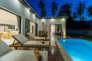 Luxury 3 bedroom Pool/Coconutview villa 