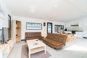 Luxury 3 bedroom Pool/Coconutview villa 