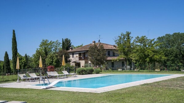 Vue de la villa et piscine cloturée de 12mx6m-dépuration à sel