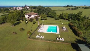 Ensemble de la prpoprieté avec piscine cloturée