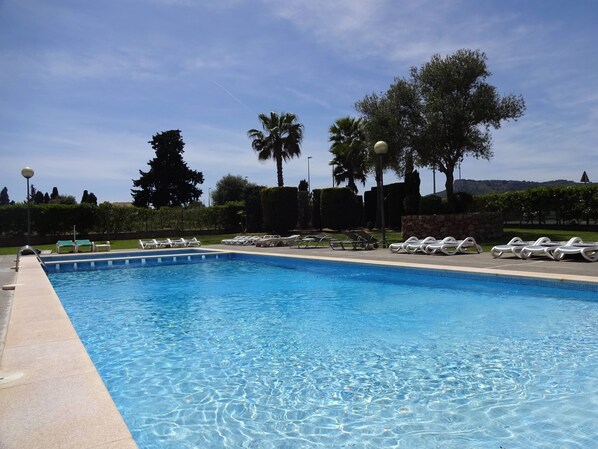 Pool - sonnenleigen privat!
Swimmingpool with private sunbeds 
Open 10-2200