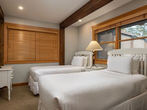 Bedroom with Twin Beds