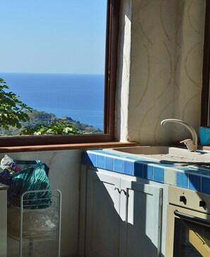 Casa Eolie: open space with kitchenette, table, tv and double sofa bed