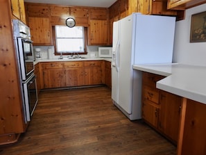 double oven, fully stocked kitchen