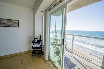 BEACHFRONT, sun, sand & fun - Cozy 1 Bdr Apt