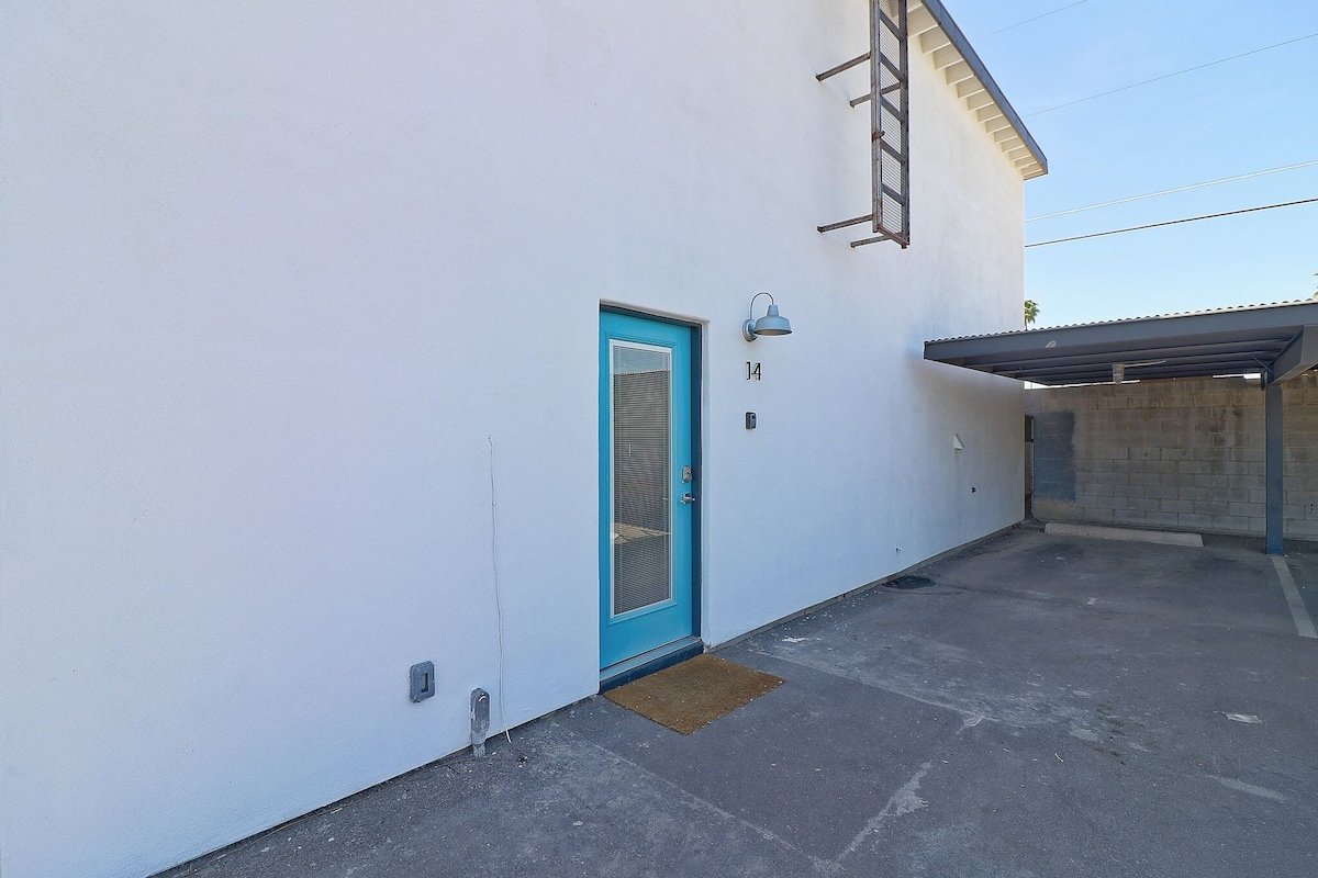 Modern ~ Edgy ~ 2-Story Loft ~ Sleeps 4