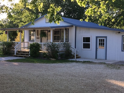 Songbird Haven - 2BR/ 1BA cottage 10 miles from Silos, Peaceful & CLEAN