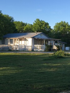 Songbird Haven - 2BR/ 1BA cottage 10 miles from Silos, Peaceful & CLEAN