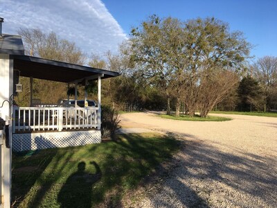 Songbird Haven - 2BR/ 1BA cottage 10 miles from Silos, Peaceful & CLEAN