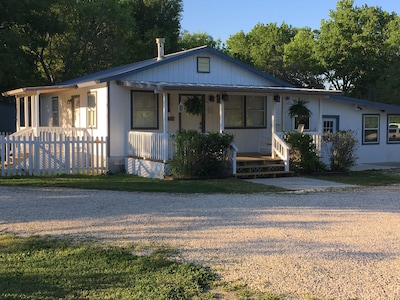 Songbird Haven - 2BR/ 1BA cottage 10 miles from Silos, Peaceful & CLEAN