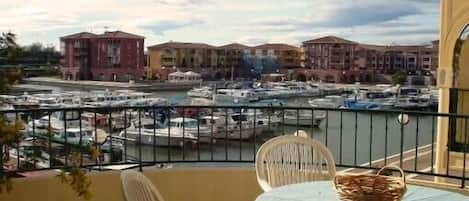 Terrasse donnant sur le Port