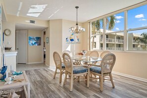 Dining Area with Seating for 6
