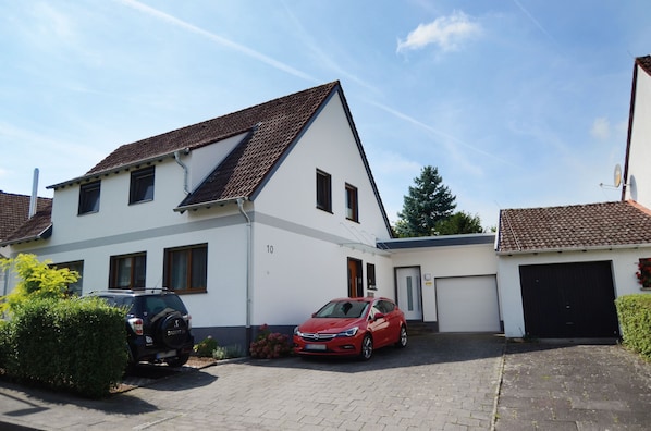 Unser Wohnhaus mit Anbau/Ferienwohnung