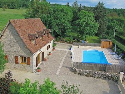 Cottage con Encanto, piscina privada climatizada y jardines. Cerca de los valles de los ríos Lot y Dordoña