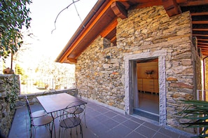 Ca. 15 m² große Terrasse mit Sicht auf die Berge