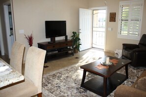 Guest Home Entryway to allow the breeze come in.
