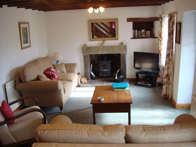  Tranquil Period Cottage On The Edge Of Tideswell, 5 mins stroll to centre. 