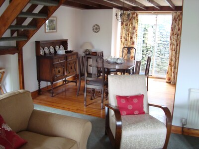  Tranquil Period Cottage On The Edge Of Tideswell, 5 mins stroll to centre. 