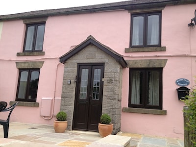  Tranquil Period Cottage On The Edge Of Tideswell, 5 mins stroll to centre. 