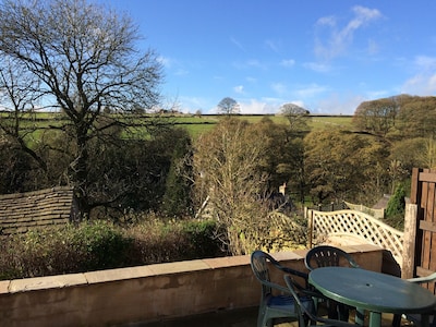  Tranquil Period Cottage On The Edge Of Tideswell, 5 mins stroll to centre. 