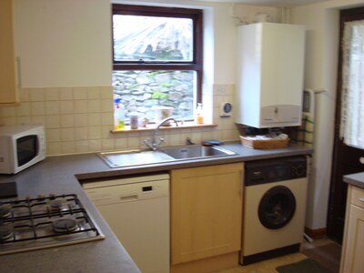  Tranquil Period Cottage On The Edge Of Tideswell, 5 mins stroll to centre. 