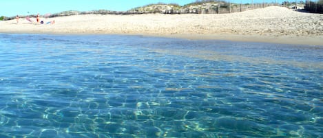 Il mare cristallino e la spiaggia dorata a pochi metri da VillaPlatamona. 