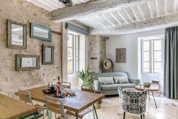 Living Room / Lounge