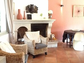 Salon , living room vue sur la piscine 