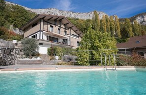 Vue montagne sur Mont Veyrier depuis la piscine