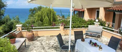 for  4 persons on the 1st floor with terrace and sea view