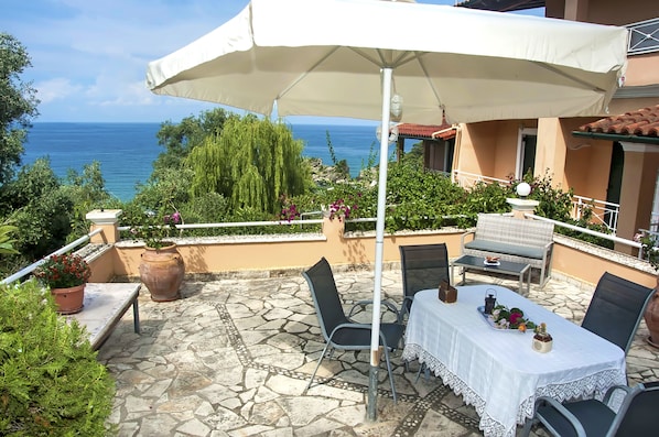 for  4 persons on the 1st floor with terrace and sea view