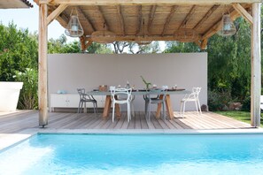 espace repas avec barbecue à l'arrière