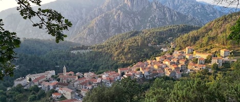 Village de Ghisoni situé à 3km de l’hébergement.