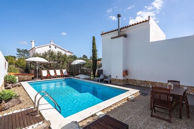 Ajania Villa, AC, Wifi, Pool