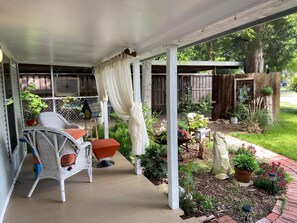 Front porch, perfect for morning coffee or evening glass of wine!
