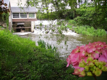 Petit salon qui surplombe le riviĂšre et sa cascade