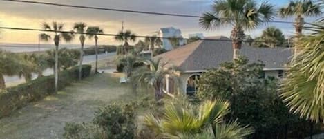 Home across the street from the beach!!! Steps aways!