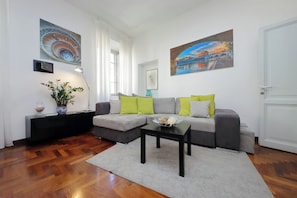 INTERNO LIVING con DIVANO LETTO