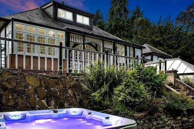 Frog Manor, bañera de hidromasaje y jardines fantásticos.