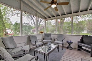 Screened Porch | Outdoor Furniture