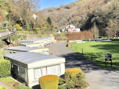 Statischer Wohnwagen mit zwei Schlafzimmern in Lynton. 