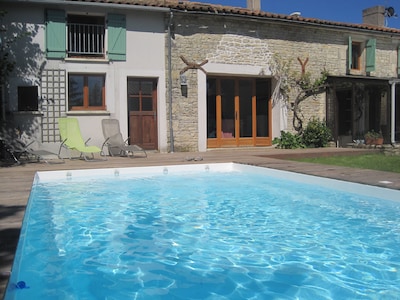 Hermosa casa de pueblo de piedra, cerca del mar, con piscina privada, capacidad para 6 personas