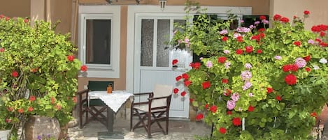 STUDIO B: Approx. 32 sqm, for max. 2 persons on the ground floor. terrace
