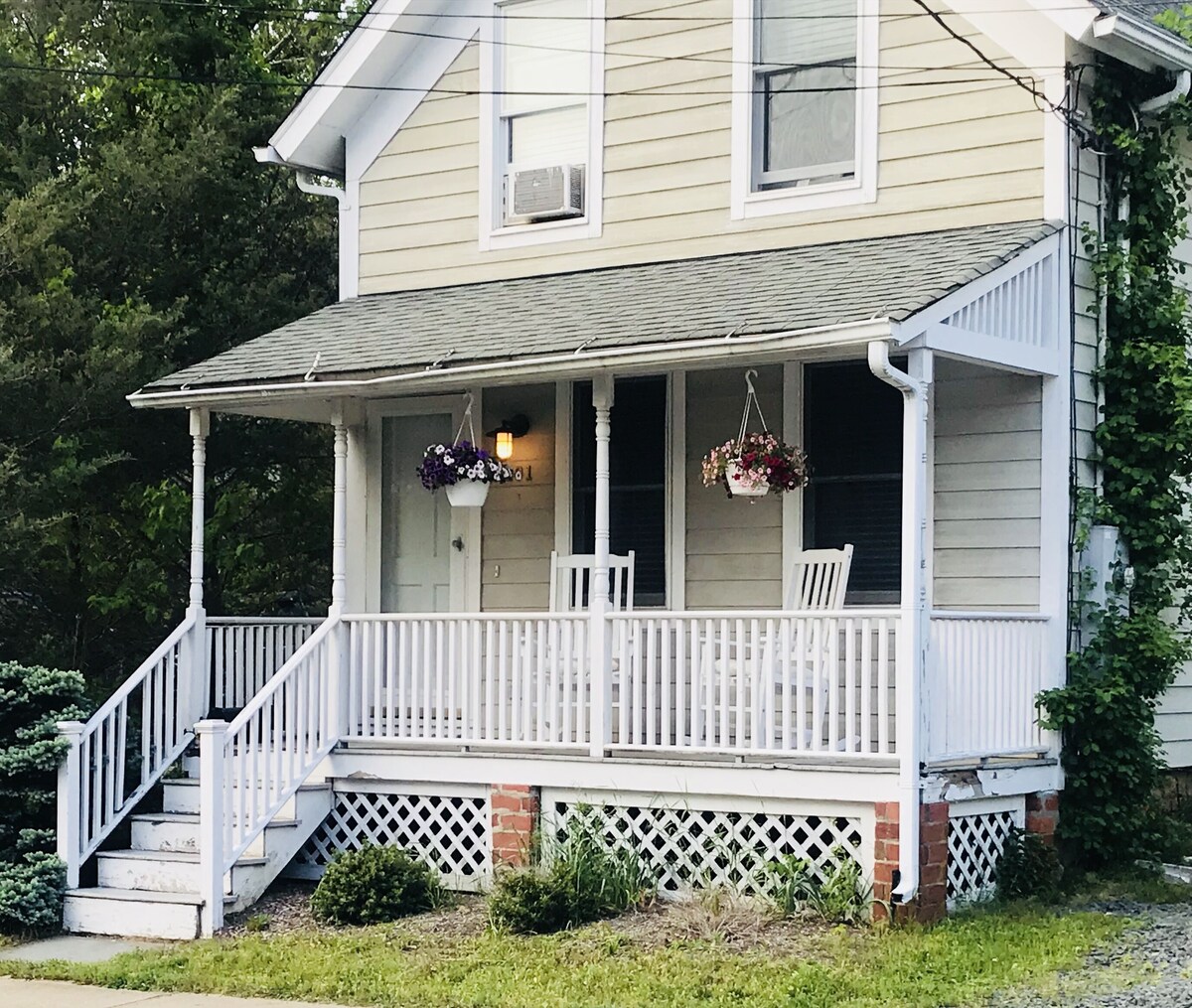 Dreamy 2 Bdrm Cottage in iconic Sag Harbor Village !