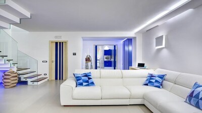 Un apartamento de 2 dormitorios recientemente renovado y elegante con una vista increíble al mar