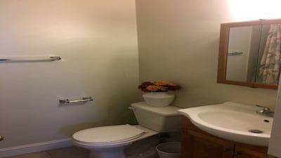 WELL LOCATED Studio in Row Home Near METRO!  Sleeps 2